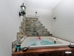 רומנטיקה%20בסוויטה%20אחוזת%20מרלו%20,%20דלתון